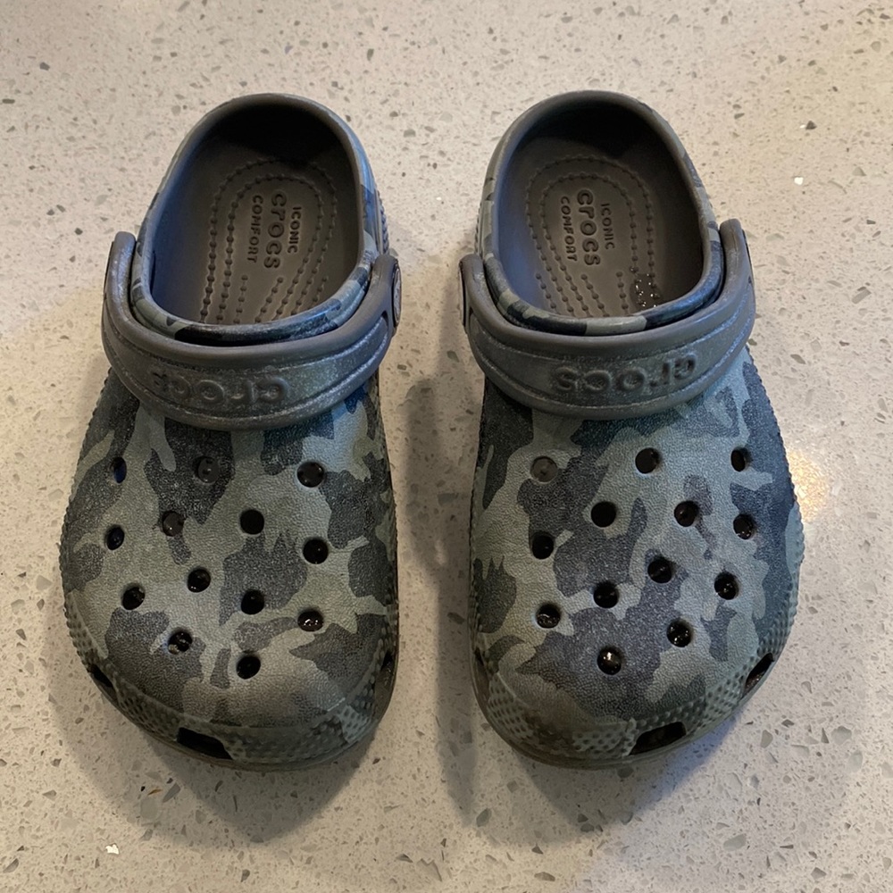Crocs Size C 10 Gray Camo